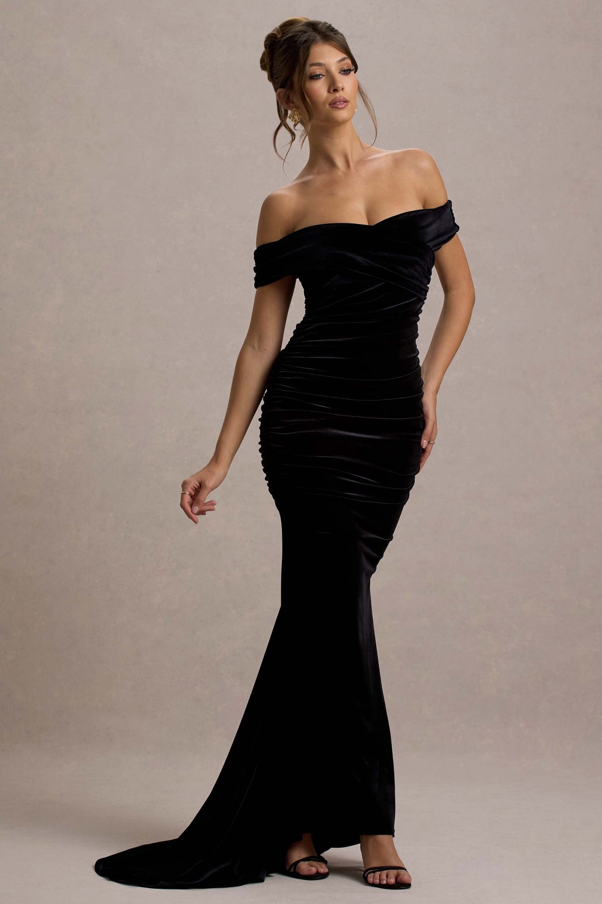 Apolline | Vestido Largo de Terciopelo Negro con Hombros Descubiertos y Cola de Sirena Fruncida