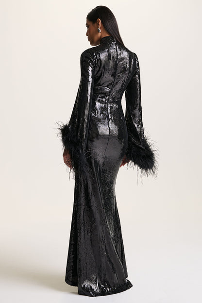 Cosmic Star | Vestido Largo Negro de Lentejuelas con Cuello Alto y Puños de Plumas