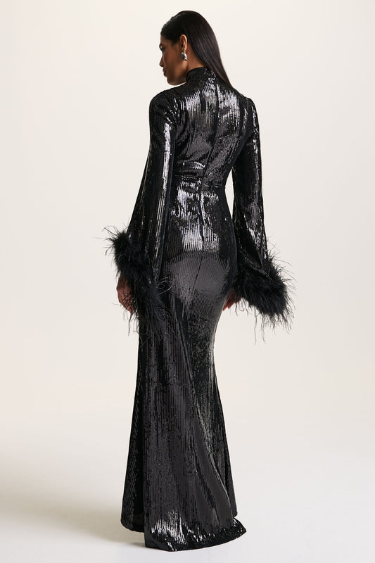 Cosmic Star | Vestido Largo Negro de Lentejuelas con Cuello Alto y Puños de Plumas
