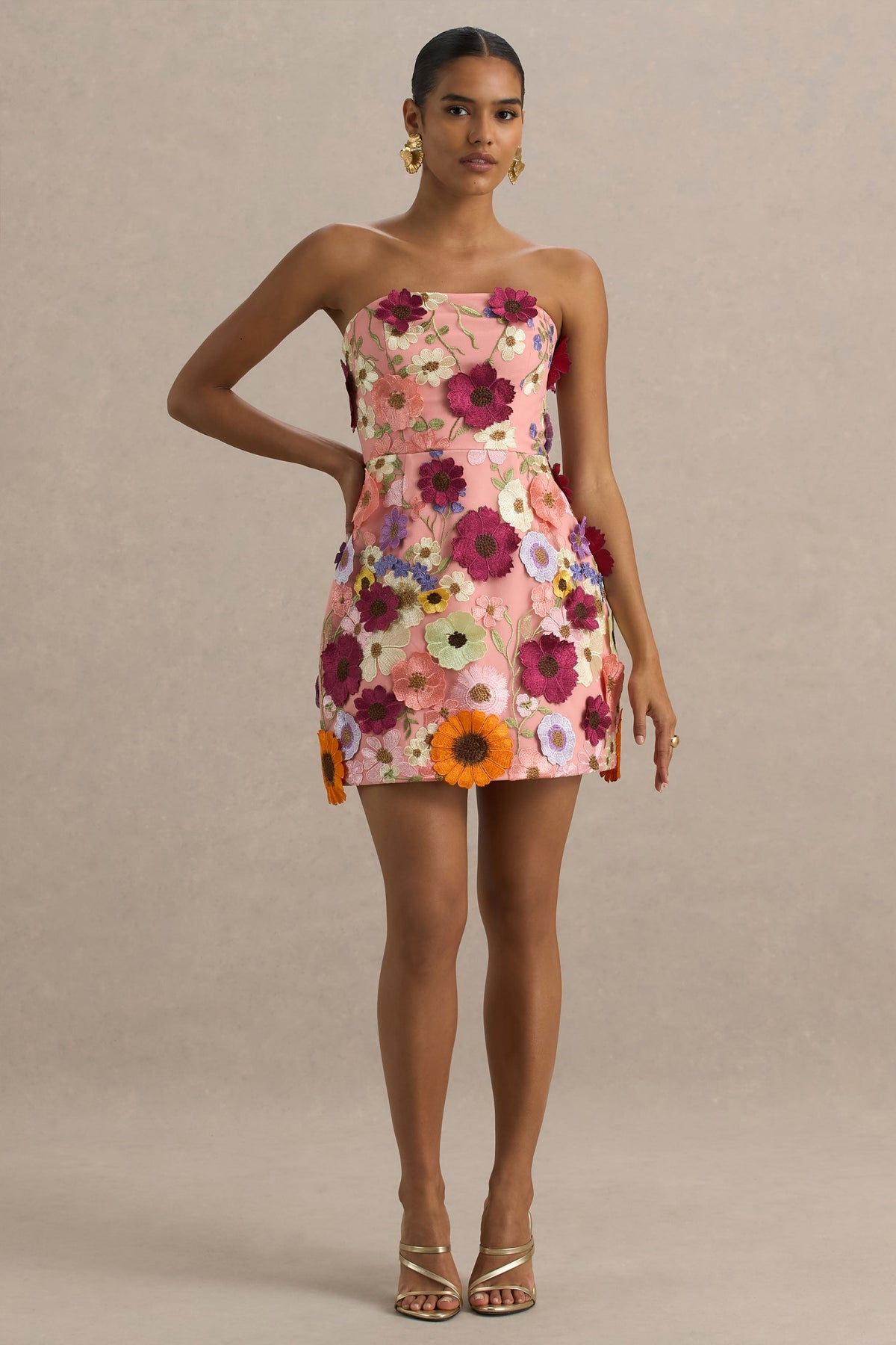 Kristen | Vestido corto Rosa con Bordado Floral y Escote bandeau