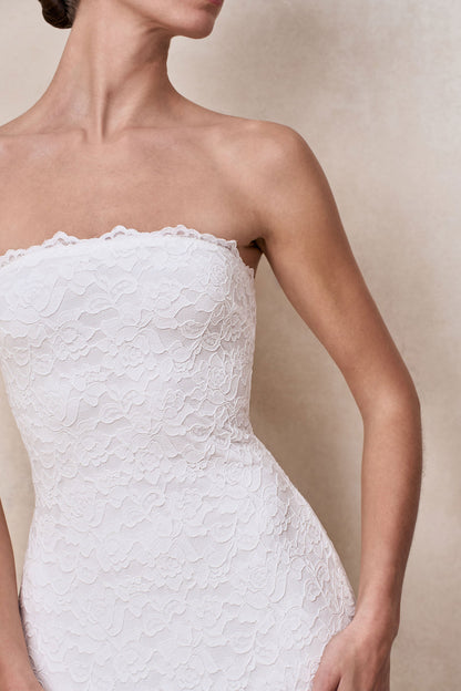Massima | Vestido Largo Blanco De Encaje Premium Con Escote Bandeau [not translated] Y Detalle Pañuelo